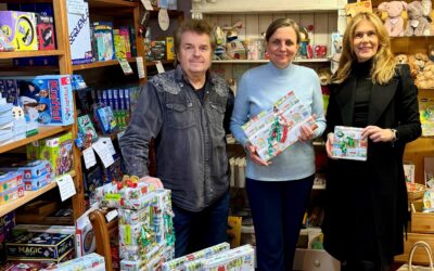 Übergabe der Weihnachtsgeschenke an die Kinder- und Jugendhilfe Bergisch Land
